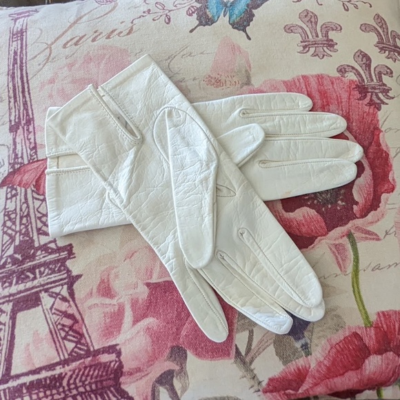 SOLD -- Vintage Nordstrom Italian Off White Soft Leather & Silk Gloves - 7 Med - Picture 3 of 11